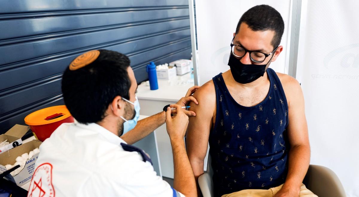 Gwałtowny wzrost zakażeń w Izraelu. Czy będzie potrzebna czwarta dawka szczepionki przeciw COVID-19?