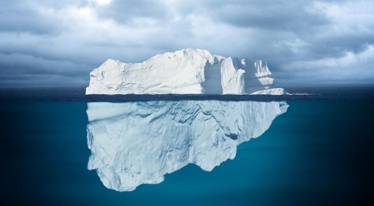 Góra lodowa w kształcie katedry na Morzu Grenlandzkim. Badacze zaobserwowali niezwykłe zjawisko