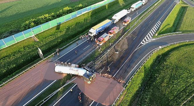 Wielkopolskie: na autostradzie A2 wywróciła się cysterna z płynną czekoladą