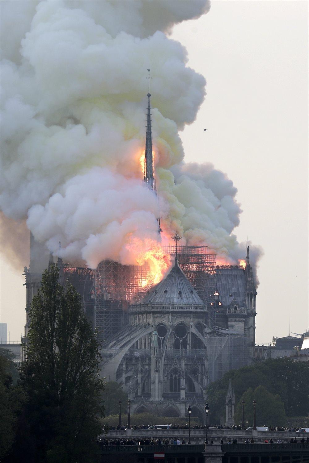Płonie słynna katedra Notre Dame w Paryżu