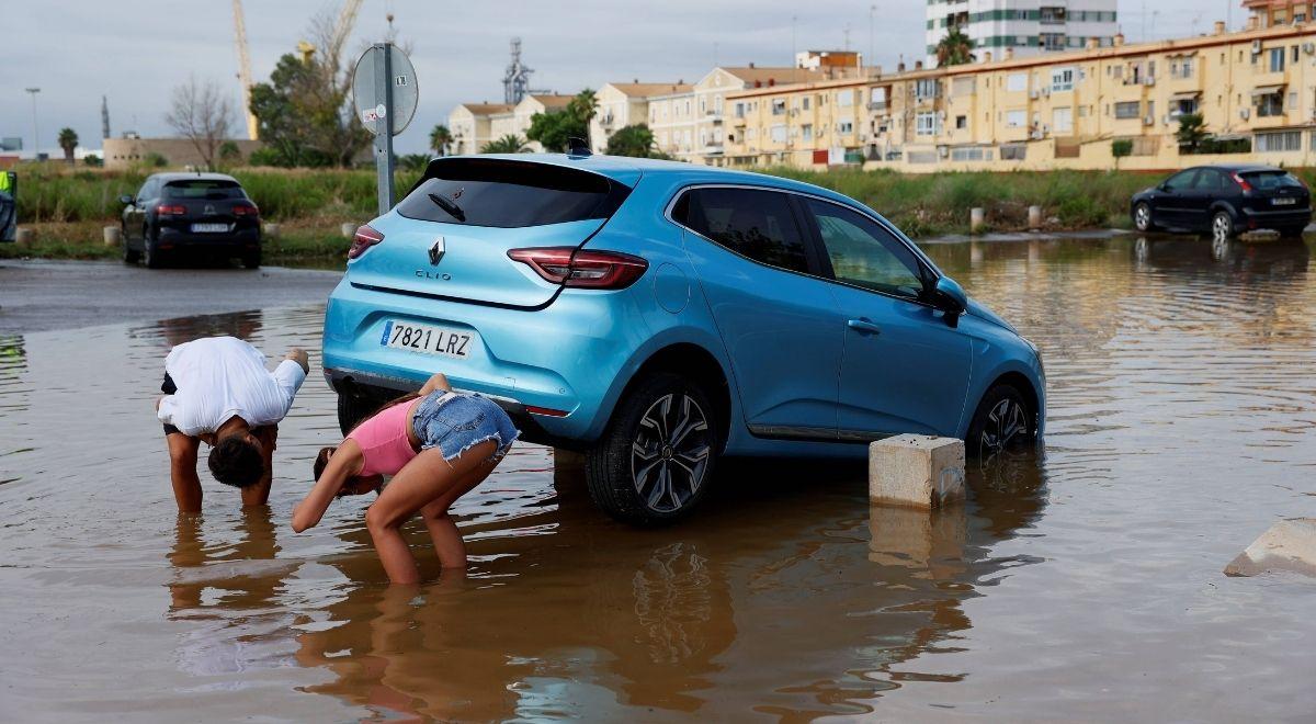 Ulewy i deszcze sparaliżowały Hiszpanię. Zalane ulice w Walencji i Murcji