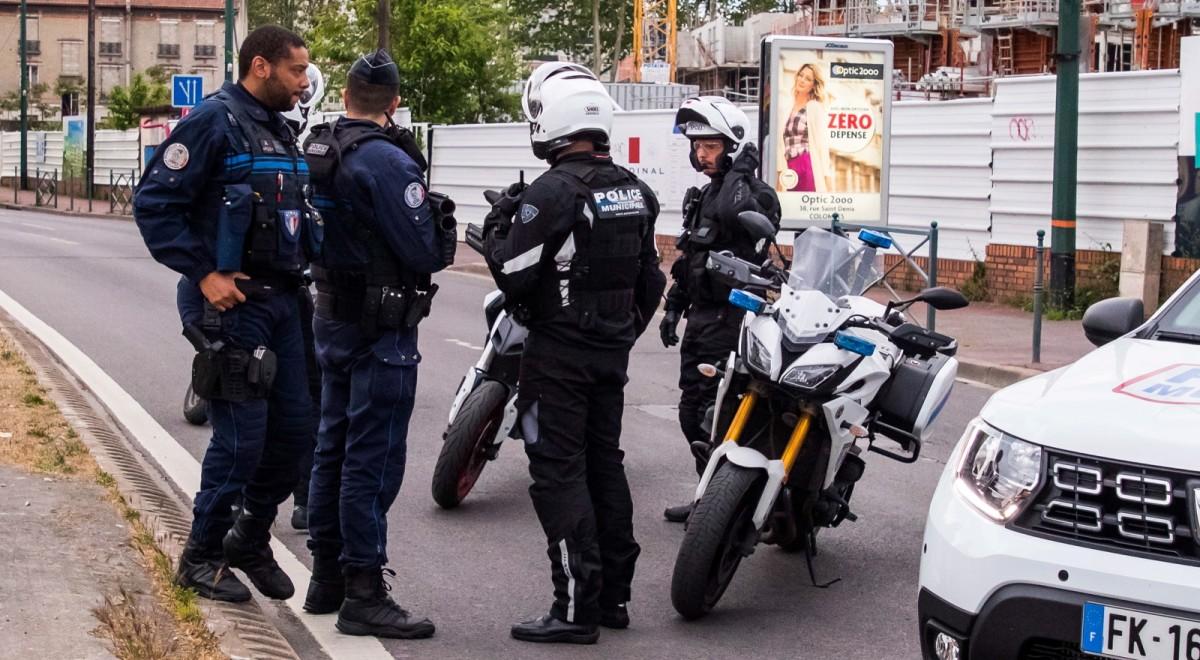 "To policja polityczna". Francuskie służby oskarżane o ograniczanie wolności słowa