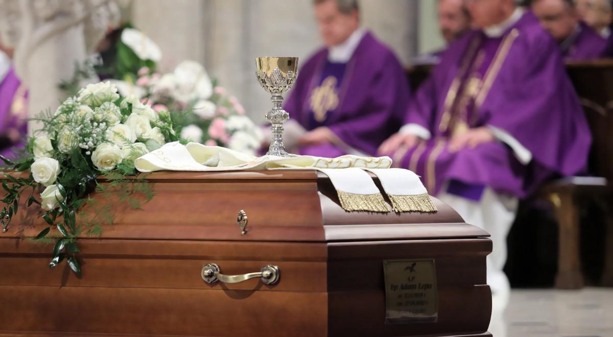 "Miał radykalny szacunek do każdego człowieka, niezależnie od poglądów". Pogrzeb biskupa Adama Lepy