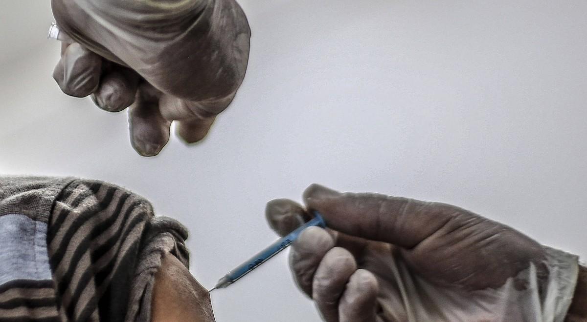 Izrael wprowadza szczepienia trzecią dawką. Jako pierwsi otrzymają ją seniorzy