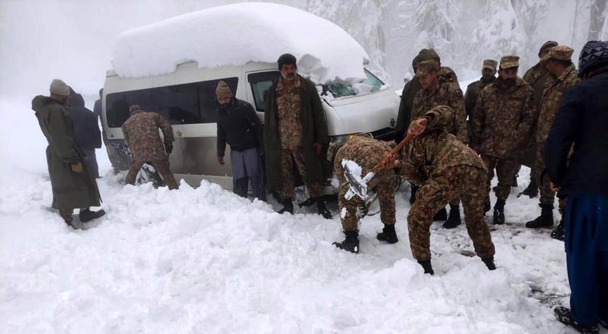 Potężna śnieżyca w Pakistanie. Około tysiąca kierowców uwięzionych na drogach, są ofiary