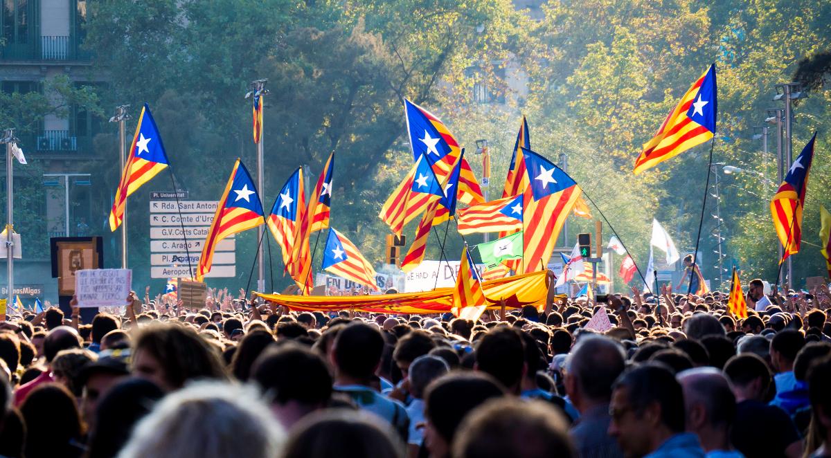Niepokoje w Hiszpanii. Separatyści z Katalonii chcą walczyć z policją