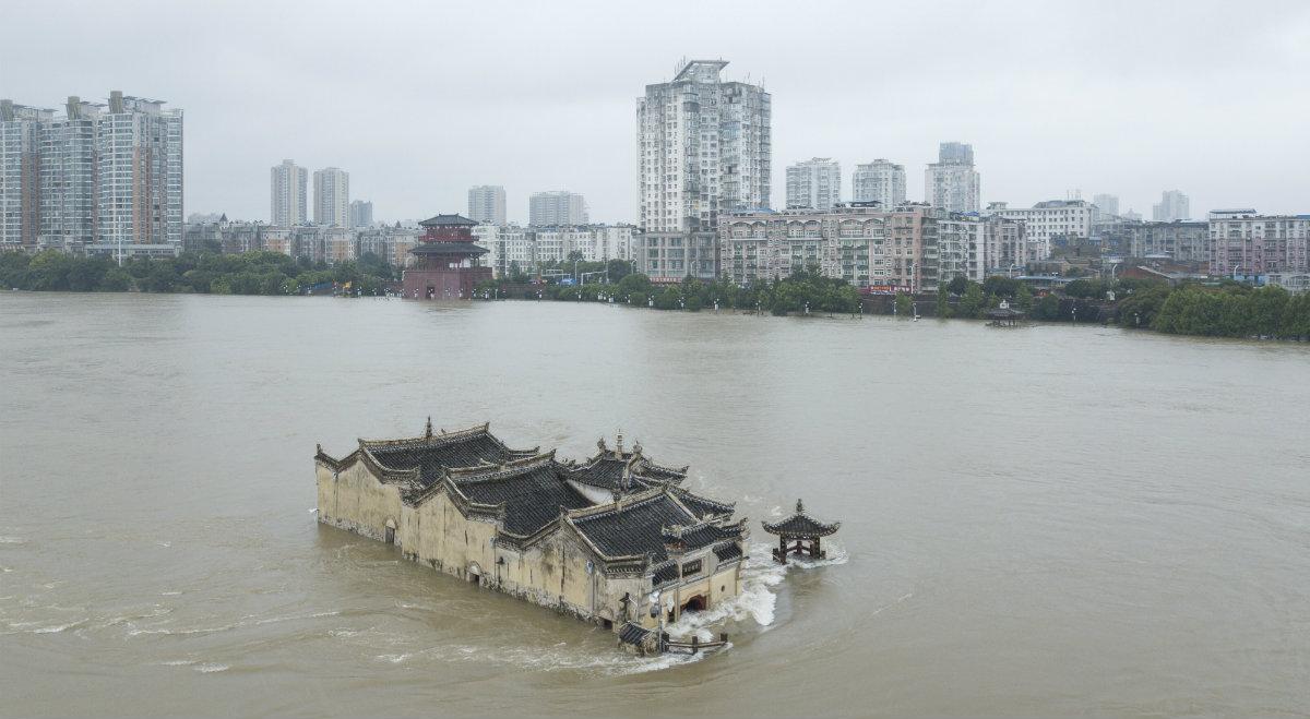 Katastrofalne powodzie w Chinach. Wysadzono tamę na rzece Chu, dopływie Jangcy