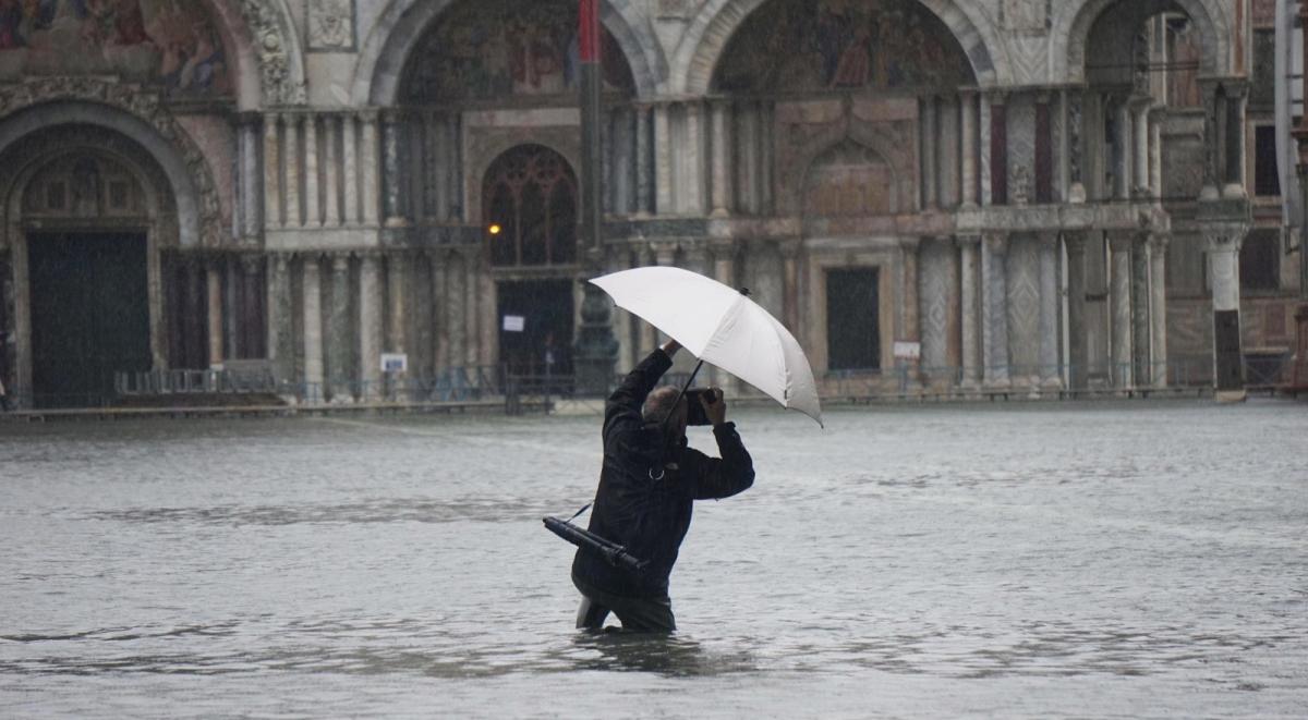 Acqua alta w Wenecji. Prawie metrowy poziom wody w przedsionku bazyliki świętego Marka