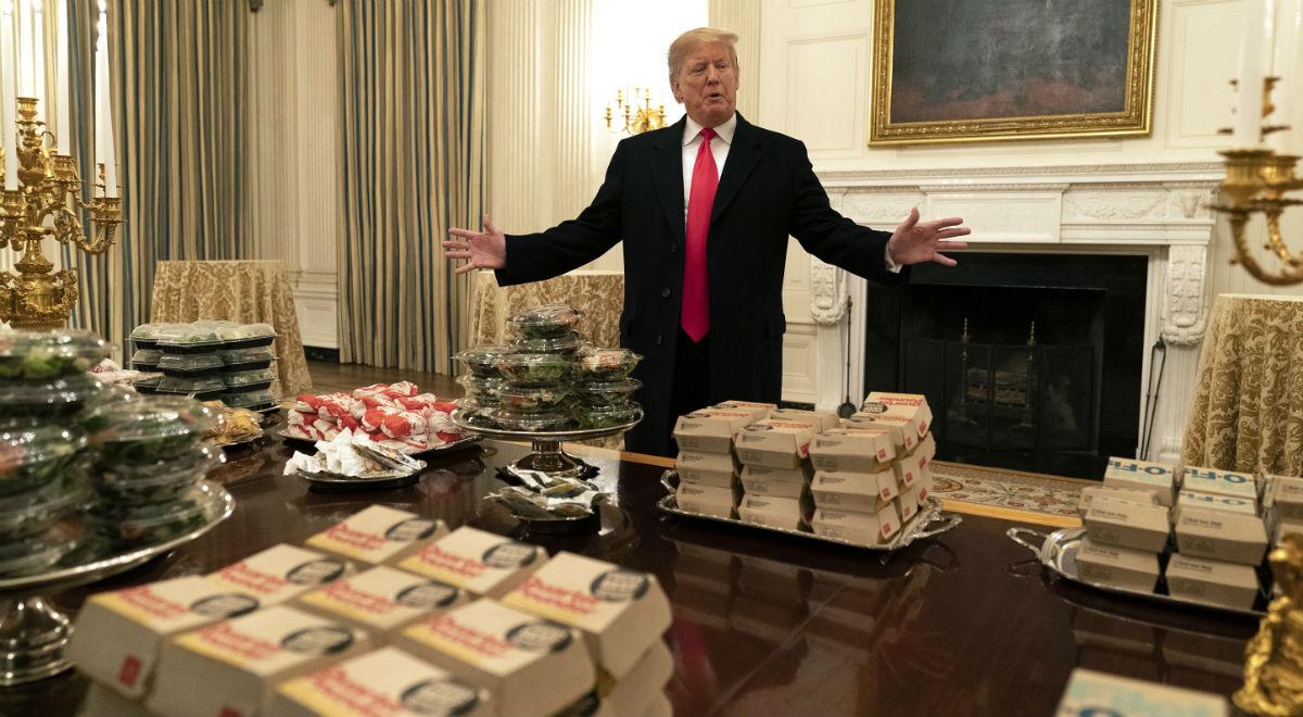 Donald Trump przywitał sportowców... jedzeniem z fast foodów 