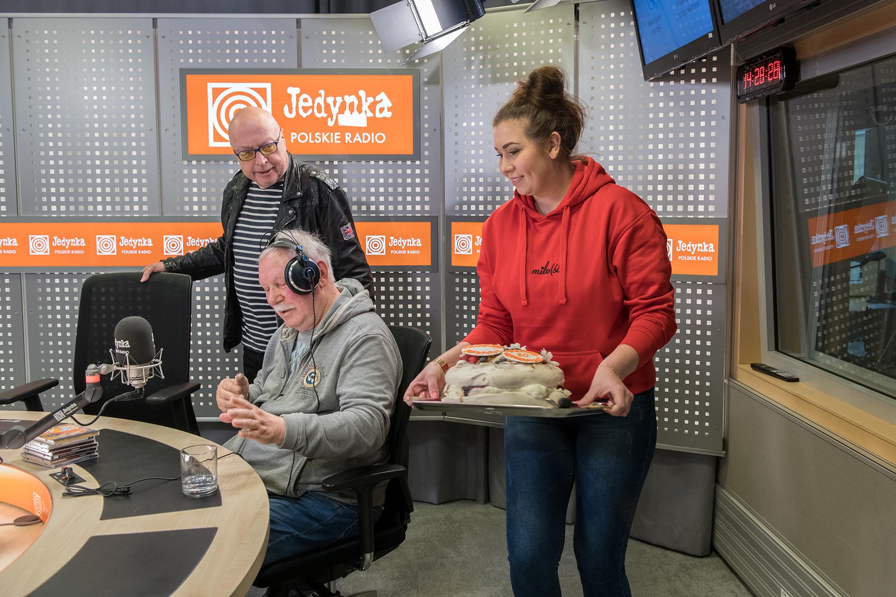 Jubileuszowy tort dla Andrzej Korzyńskiego. Od lewej Marek Dutkiewicz, Andrzej Korzyński i Katarzyna Pietrzak