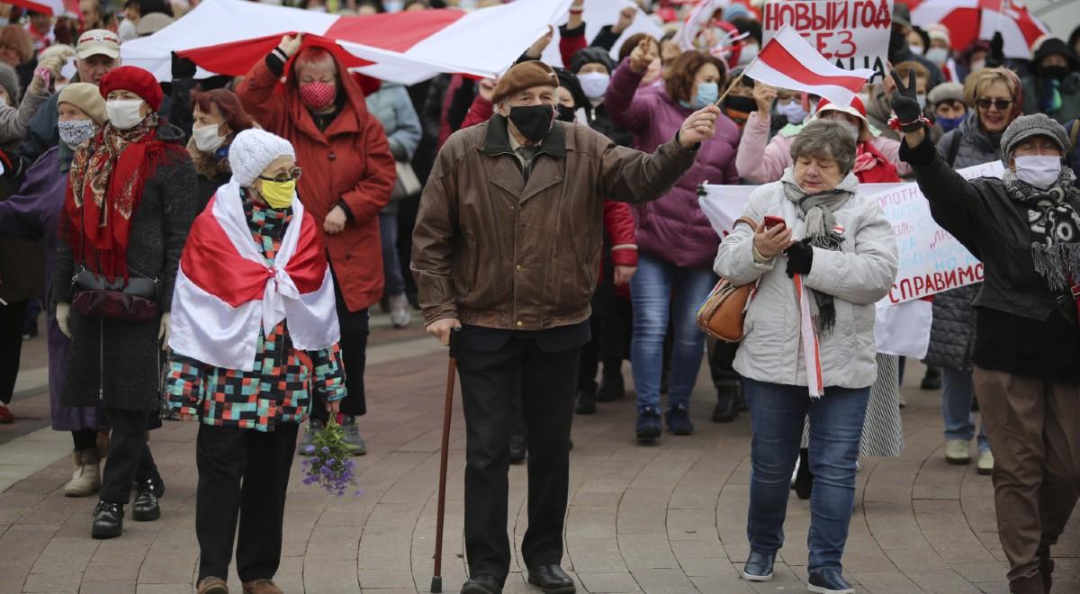 "Paszoł won, ty i OMON". Emeryci i lekarze protestowali w Mińsku