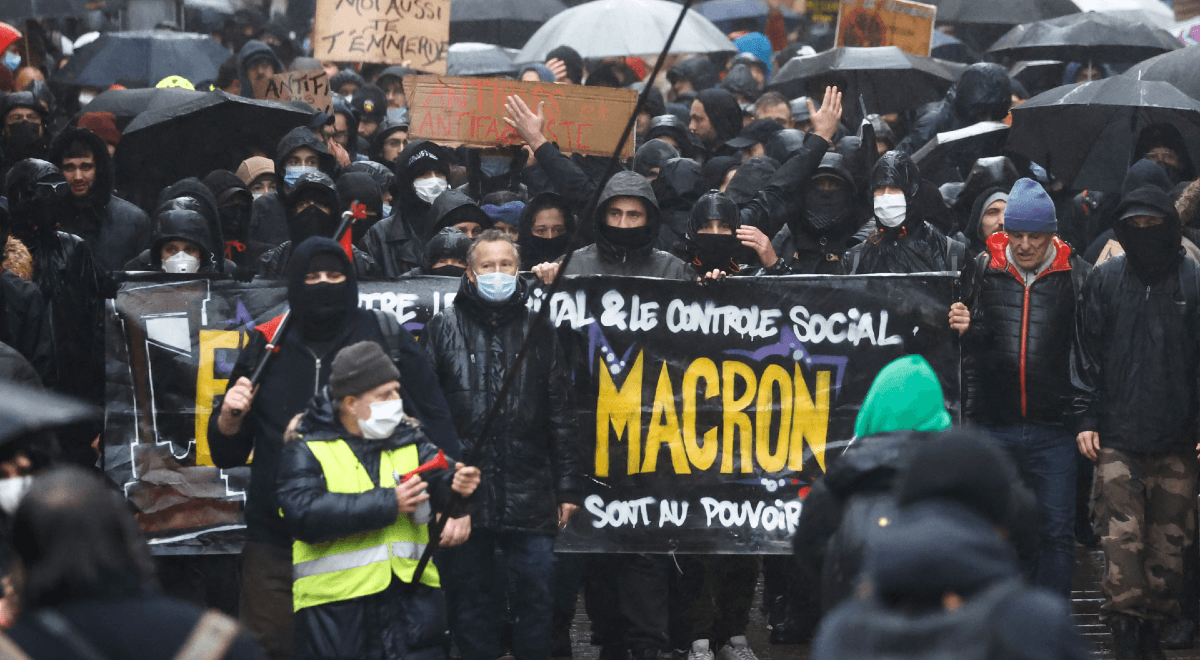 Francuzi wyszli na ulice po słowach Macrona. Protesty w całym kraju