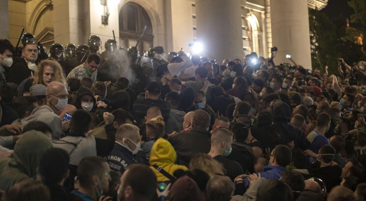 Protesty w stolicy Serbii. Demonstranci szturmowali parlament