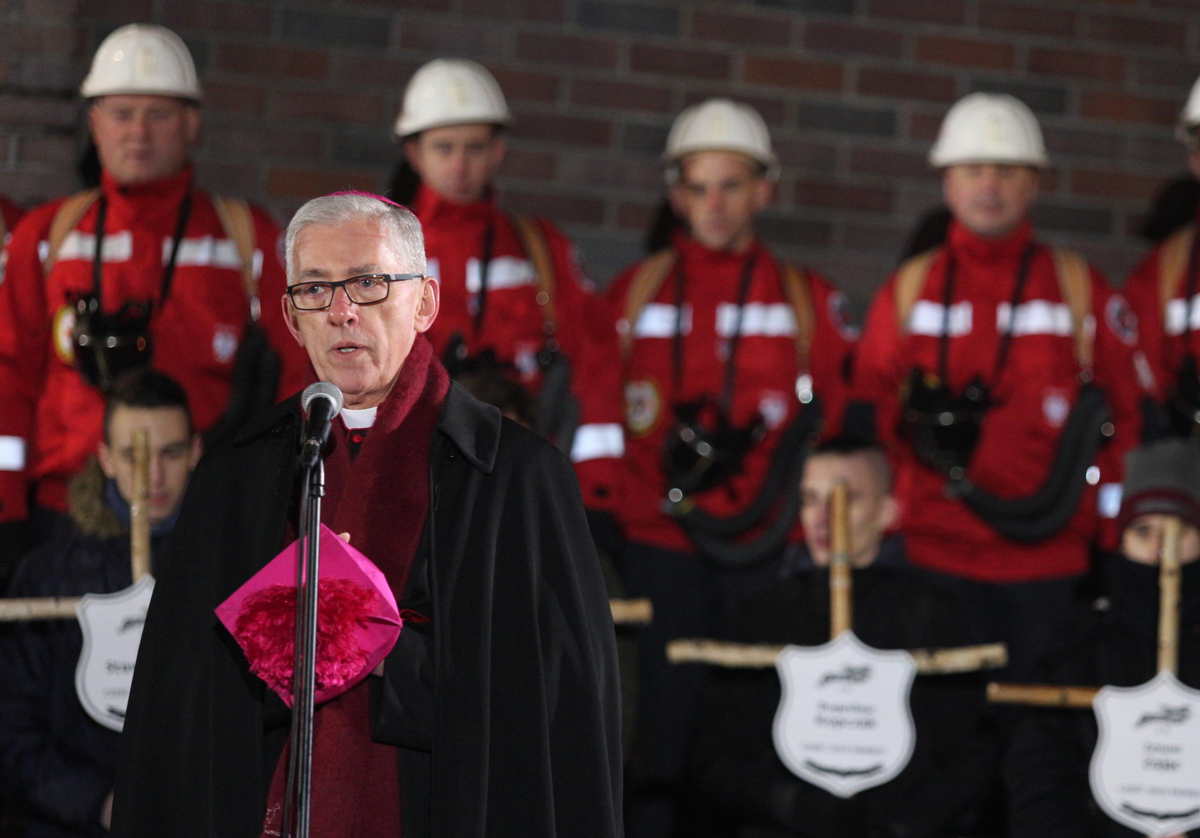 Metropolita katowicki abp Wiktor Skworc podczas uroczystości przed Krzyżem-Pomnikiem przy kopalni Wujek
