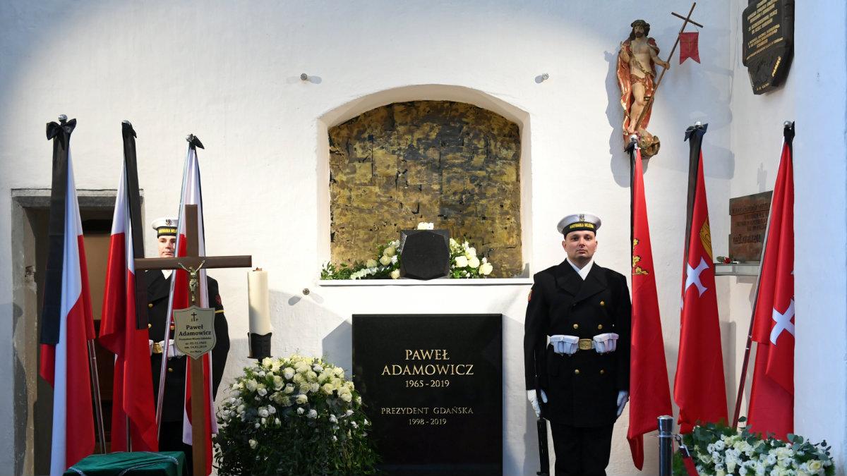 Ostatnie pożegnanie Pawła Adamowicza. Urna z prochami złożona w Bazylice Mariackiej