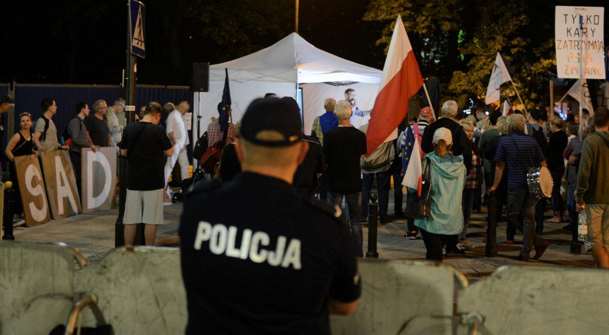 Przepychanki przed Sejmem. Ranni policjanci, cztery osoby trafiły do aresztu