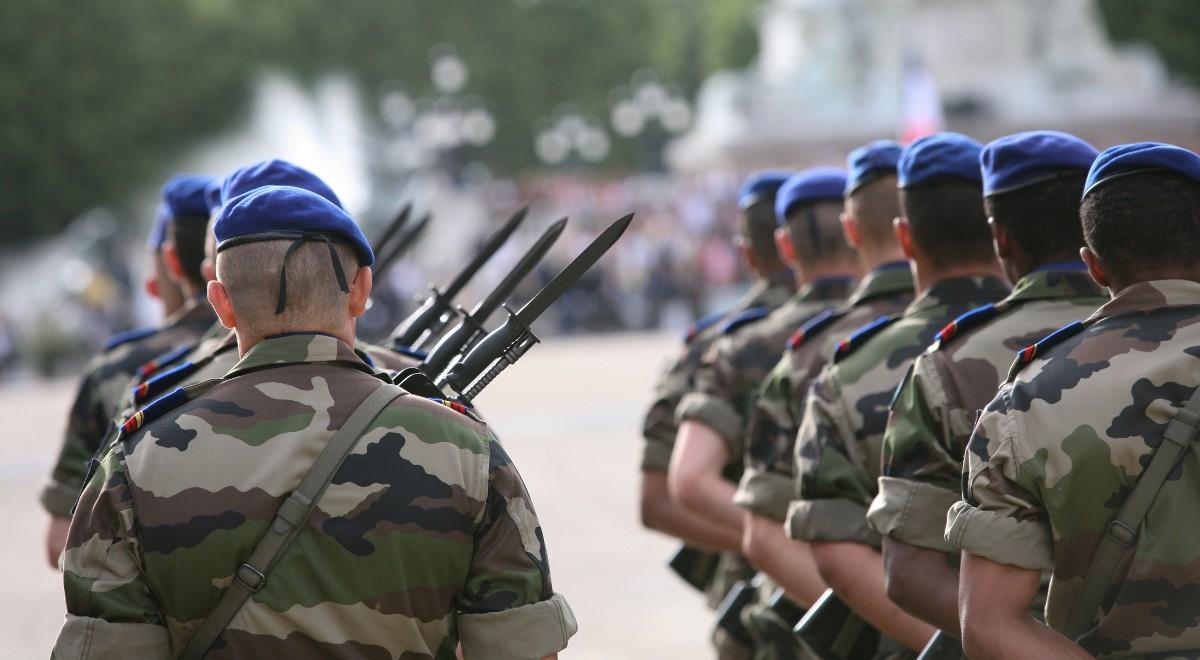 Francja: generałowie-sygnatariusze apeli o "rozpadzie kraju" wezwani przed Wysoką Radę Wojskową