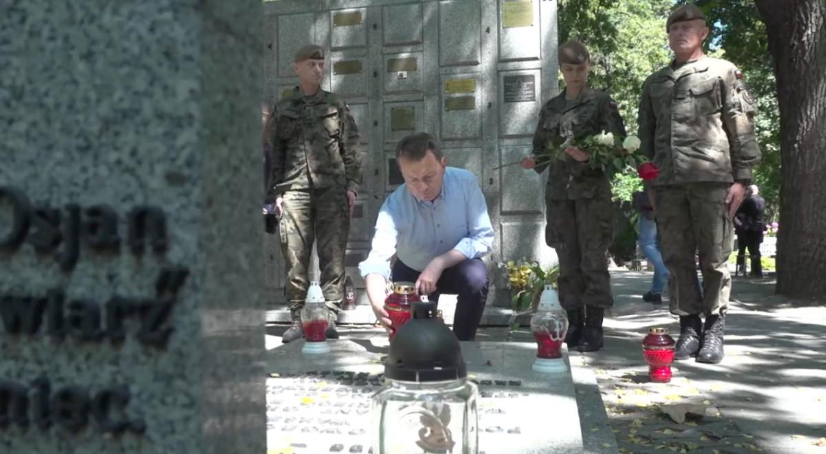 Szef MON i żołnierze WOT porządkowali groby powstańców Warszawy. "To pewien symbol"