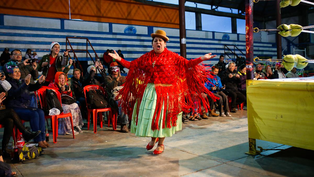 Cholitas wrestling, czyli zapasy boliwijskich kobiet w ludowych strojach