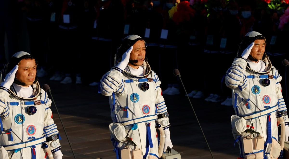 Start chińskiego statku kosmicznego. Załoga spędzi na orbicie trzy miesiące