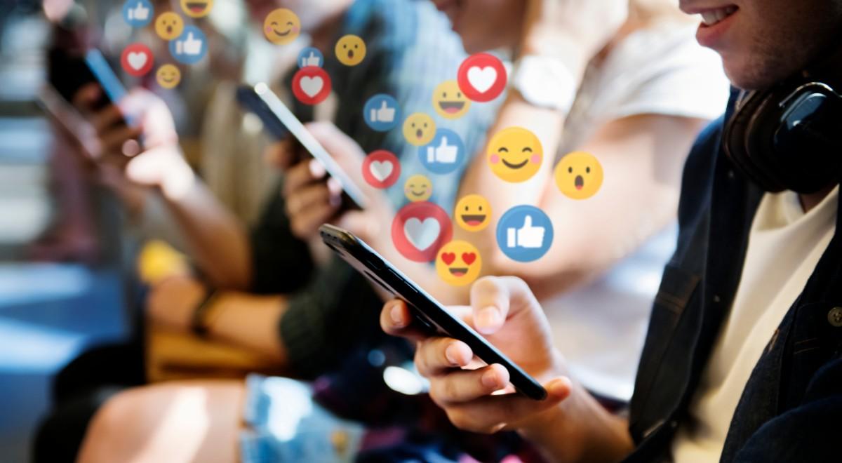 Światowy Dzień Emoji. Psycholog: emotikony są miłe, ale nie zastąpią spotkania twarzą w twarz