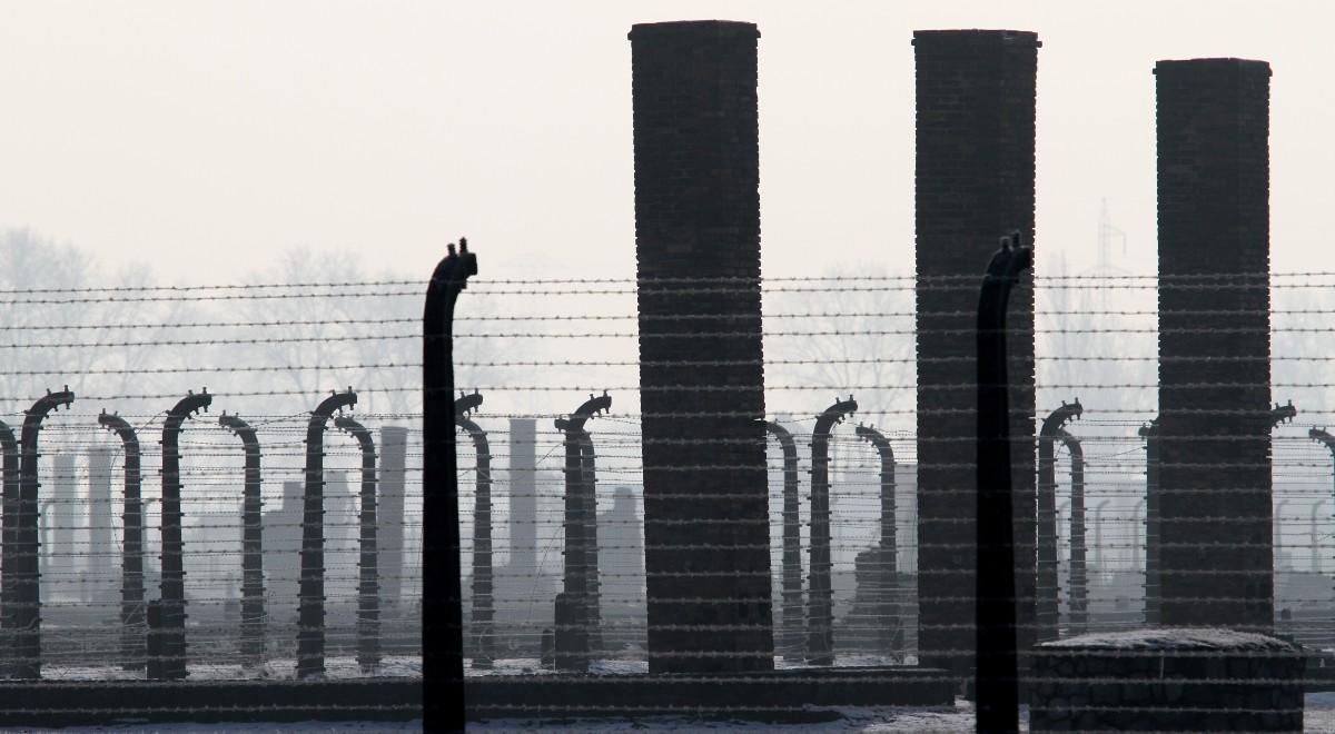 Nazwisko naczelnego lekarza Auschwitz po 70 latach zniknie z pomnika poległych w wojnie