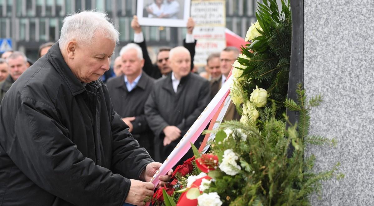Miesięcznica katastrofy smoleńskiej. Prezes PiS złożył kwiaty przed pomnikami