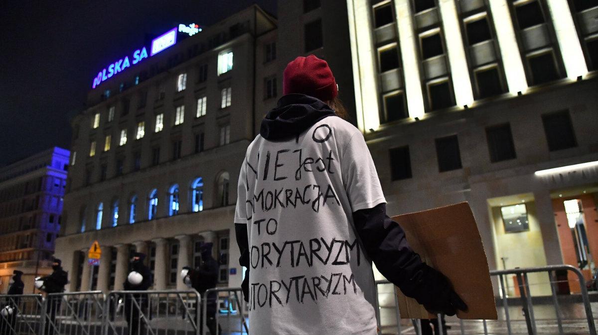 Manifestacja przed siedzibą TVP. Protestujący blokują Plac Powstańców Warszawy