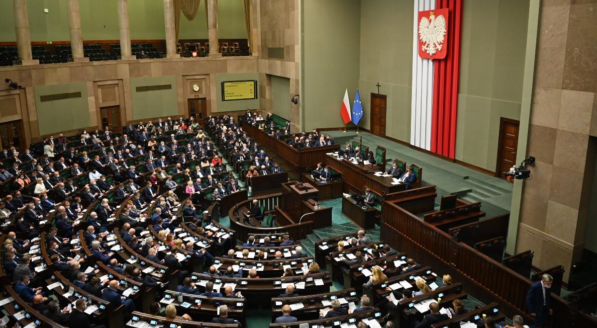 Zjednoczona Prawica liderem, trzy partie poza Sejmem. Nowy sondaż