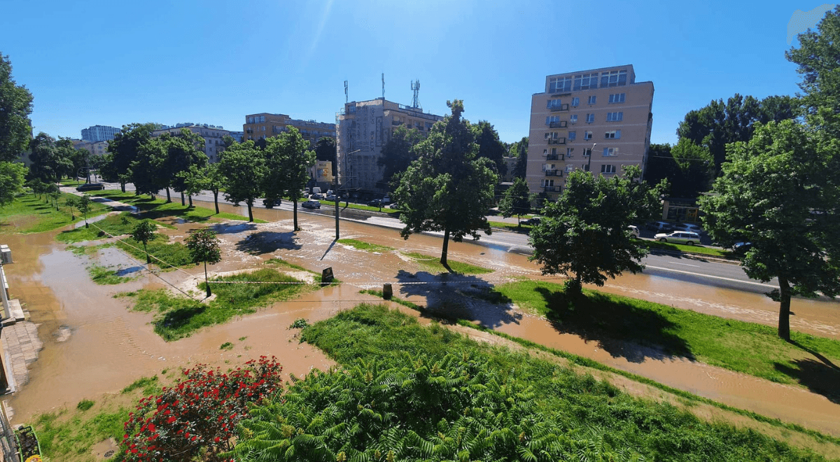 Potężna awaria wodociągów w Warszawie. Woda zalała jezdnię, chodniki i torowisko