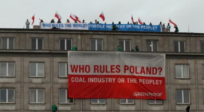 Warszawa: protest Greenpeace na dachu resortu gospodarki