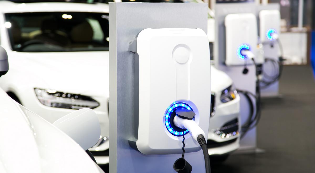 Montaż punktów ładowania aut elektrycznych ma być łatwiejszy. W Sejmie o zmianach w ustawie