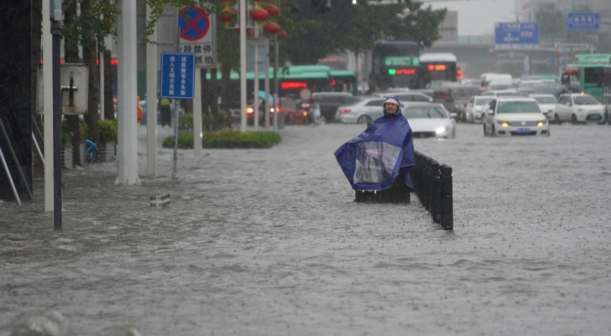 Powodzie w środkowej części Chin. Pasażerowie uwięzieni w zalanym metrze