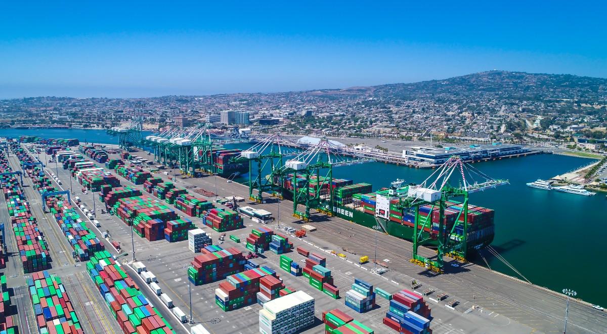 Port w Los Angeles będzie pracował całą dobę. Na rozładunek czeka kilkadziesiąt statków