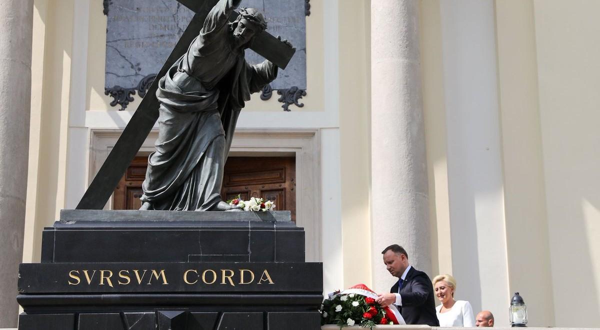 Para prezydencka złożyła wieniec pod posągiem Chrystusa na Krakowskim Przedmieściu