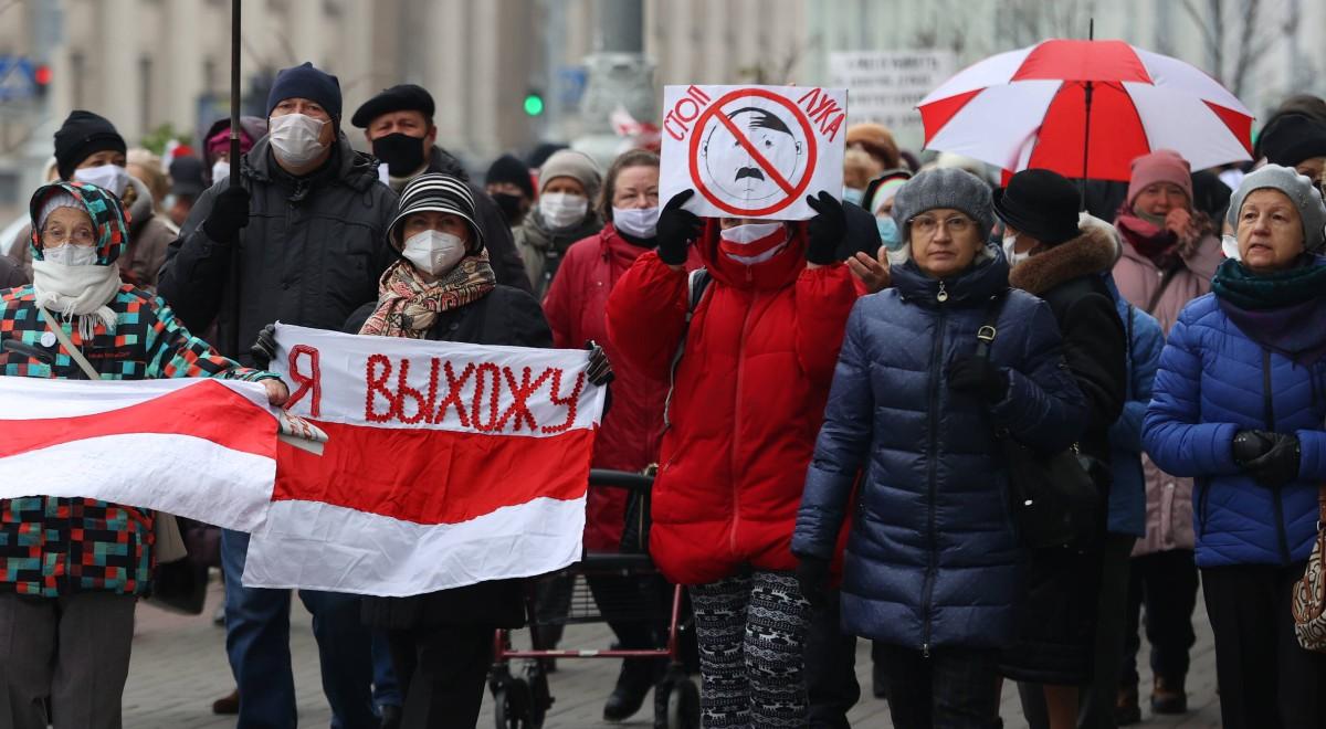 Łukaszenka tłumi protesty na osiedlach. "Mężczyzna w sportowym ubraniu wyjął pistolet i zatrzymał męża"
