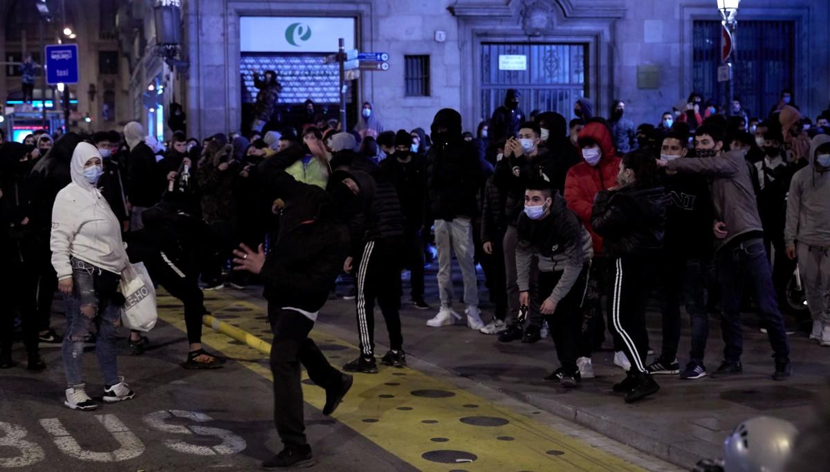 Zamieszki po uwięzieniu katalońskiego rapera Pablo Hasela. Ponad 80 policjantów rannych