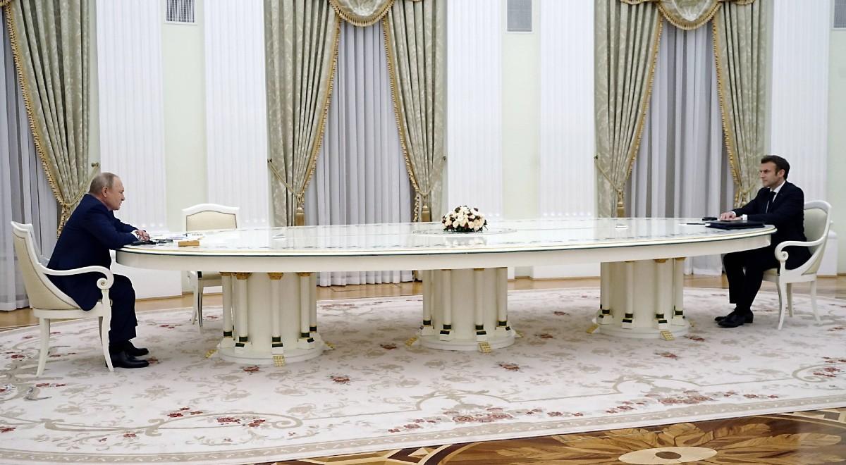 Kulisy spotkania Putina z Macronem. Francuskie media wyjaśniają, o co chodziło z gigantycznym stołem