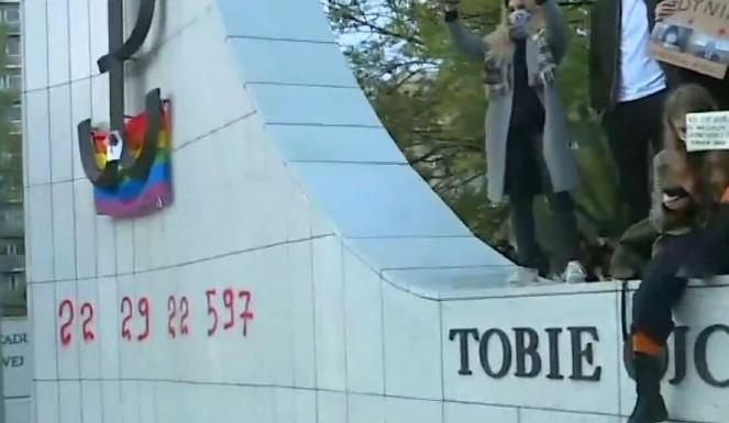 "Zło w czystej postaci". Zwolennicy aborcji zdewastowali pomnik AK przed Sejmem