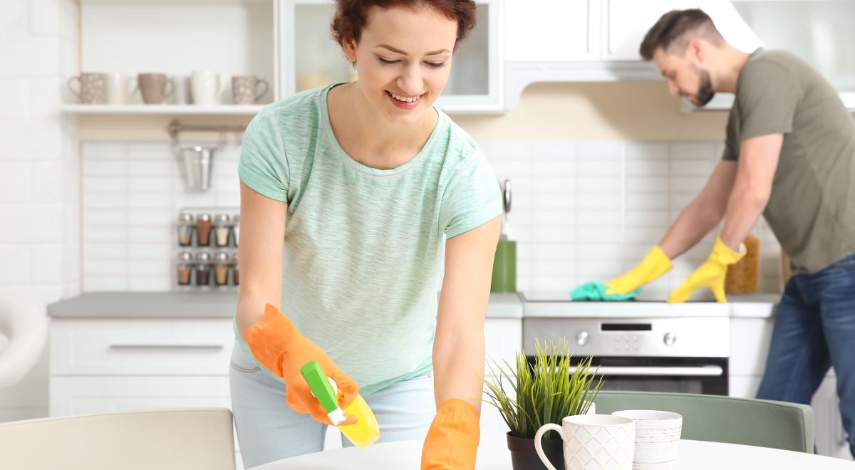 Pranie, gotowanie, sprzątanie. Jak to jest z podziałem domowych obowiązków?