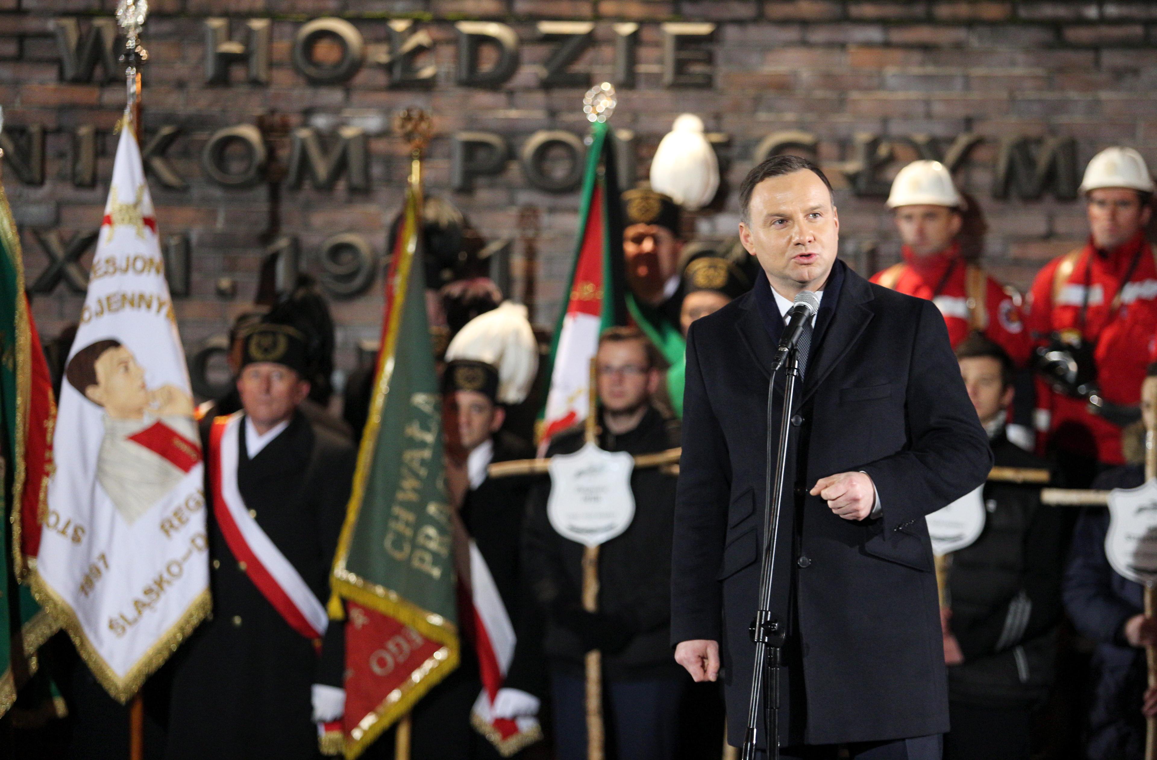 Prezydent Andrzej Duda podczas uroczystości przed Krzyżem-Pomnikiem przy kopalni Wujek