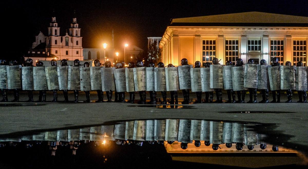 Starcia milicjantów z protestującymi w Mińsku. Reuters: ponad 1300 aresztowanych