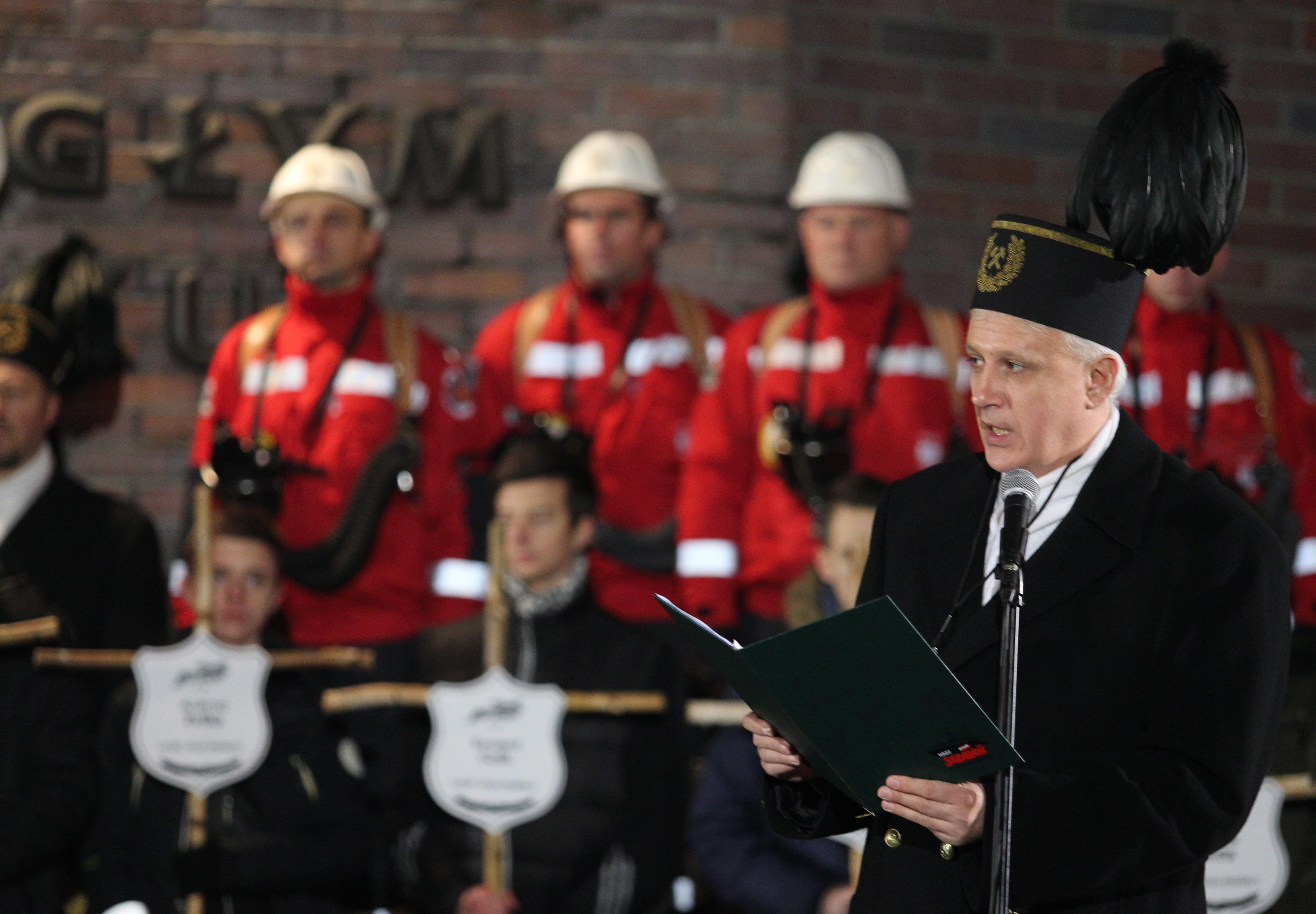 Przewodniczący Zarządu Regionu Śląsko-Dąbrowskiego NSZZ Solidarność Dominik Kolorz podczas uroczystości przed Krzyżem-Pomnikiem przy kopalni Wujek