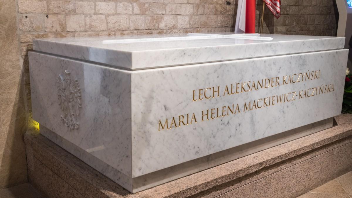 Prezes PiS odwiedził grób Lecha i Marii Kaczyńskich w katedrze na Wawelu
