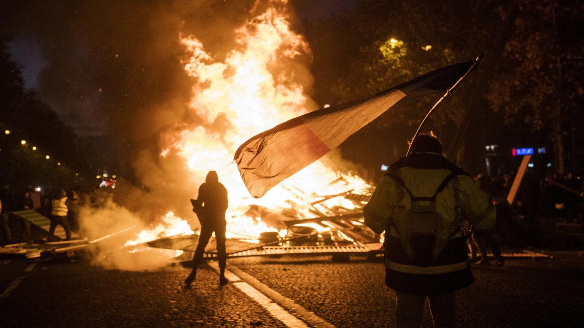 Francja: protestujący starli się z policją, 130 osób w areszcie. Macron: "hańba dla dopuszczających się przemocy"