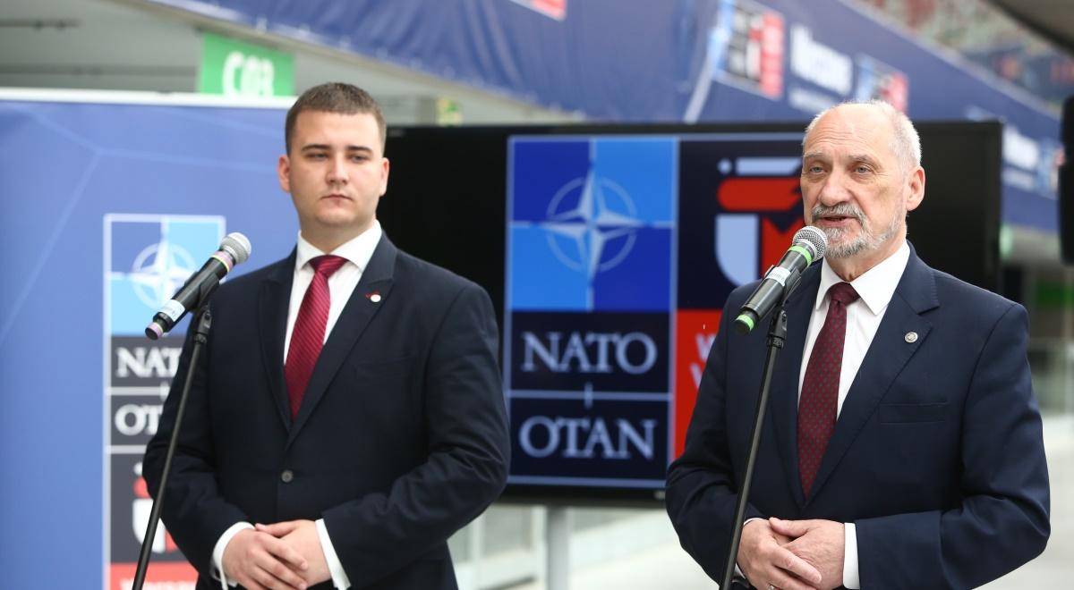 Asysta ŻW przy wejściu do CEK NATO Bartłomieja Misiewicza  - legalna 