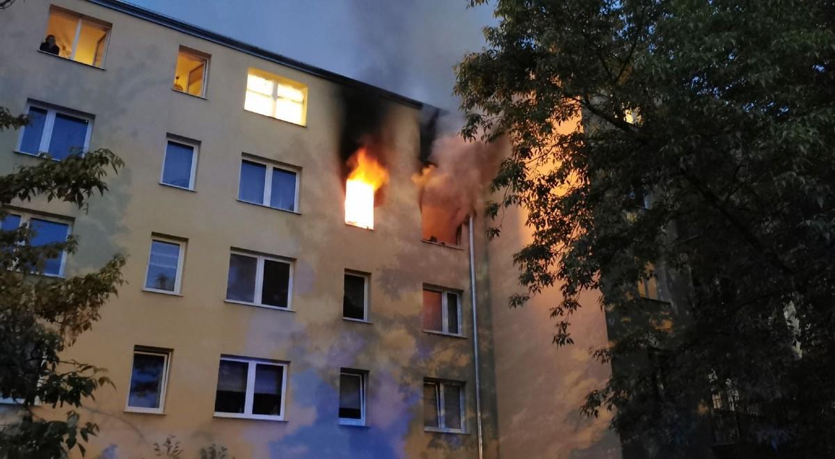 Pożar w Pruszkowie. Nastolatek nie żyje, kobieta w ciężkim stanie