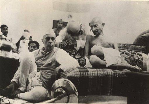 Kontrowersyjna biografia Gandhiego: rasista i biseksualista