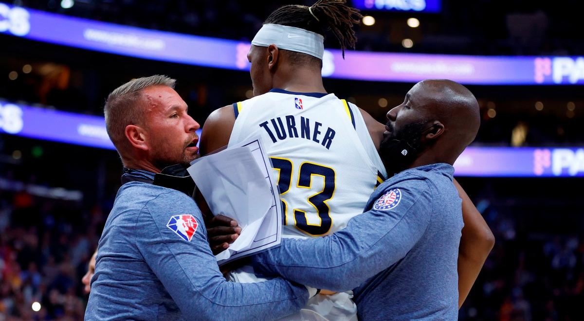 NBA: przepychanki podczas meczu Utah Jazz - Indiana Pacers. Turner i Gobert  w zapaśniczym uścisku