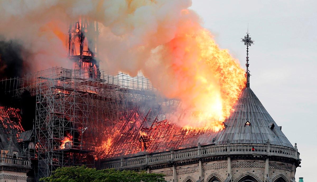 UNESCO deklaruje wsparcie przy uratowaniu katedry Notre Dame. "Bezcenne dziedzictwo"